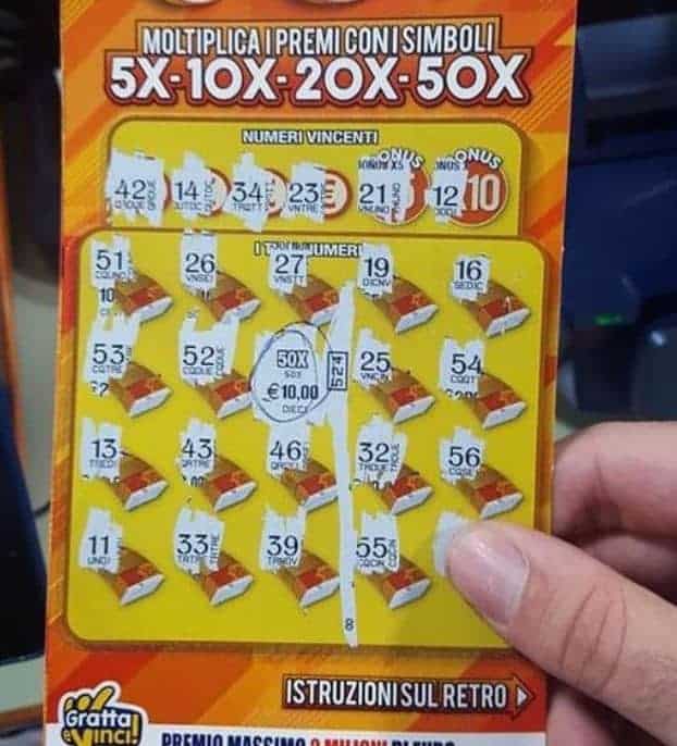 Biglietto della lotteria con premi multipli e simboli.