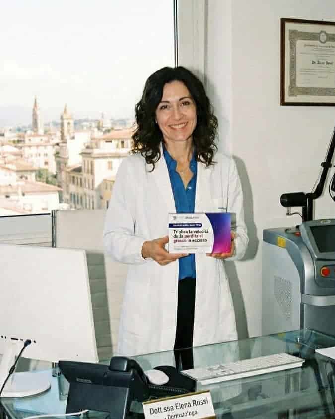 Donna in camice bianco con prodotti naturali per la cura della pelle.