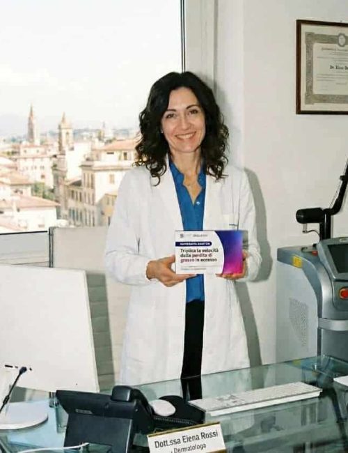 Donna in camice bianco con prodotti naturali per la cura della pelle.