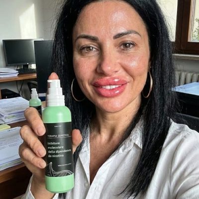 Donna con prodotto naturale per la cura della pelle in ufficio.